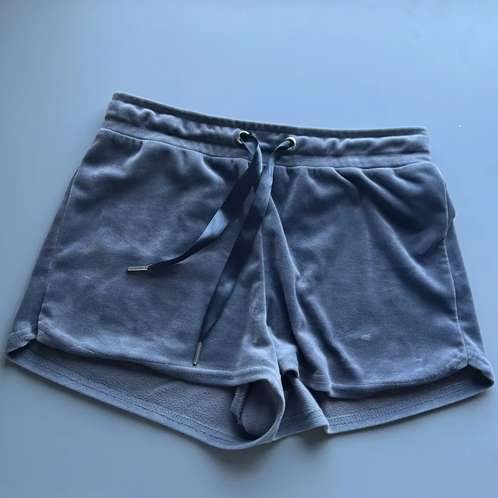 Grå sammets shorts från gina💕 bara använda några gånger. Shorts.