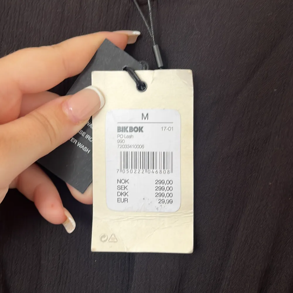 Jätte fin jumpsuit från bikbok, även om dene svart e tyget ganska luftigt och tunt som är bra att ha på sommaren. Aldrig använt prislappen är kvar, köpte för 299 säljer för 120. . Övrigt.