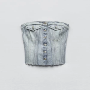 Jeans topp - Säljer min korsett jeans topp från Zara, den ljusa färgen, den är helt ny men tycker inte om hur den sitter, prislappen är kvar och den är liten i storleken 