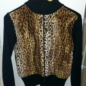 Leopardmönstrad kofta - Fint skick! Den har en dubbel dragkedja. Det står ingen storlek men skulle säga M/S.