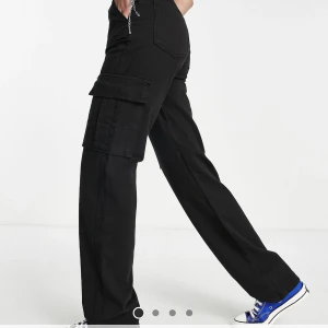 Cargopants - Säljer dessa helt nya cargopants då jag inte hann skicka tillbaka dom. Sitter jättesnyggt!