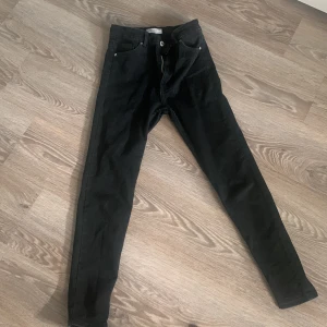 Svarta skinny jeans Storlek S - skit snygga skinny jeans storlek S i svart tyvärr kommer de inte till användning då jag bara har använt de 2 gånger ✨original pris 349 kr 