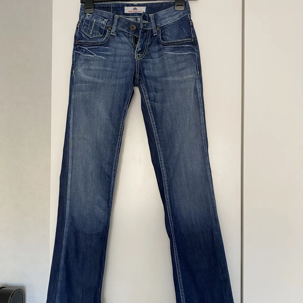 Säljer dessa dösnygga vintage jeansen som jag köpte second hand men tyvärr var för små i midjan. Storlek 25. Perfekt längd på mig som är 168 cm. Kontakta vid intresse💘. Jeans & Byxor.