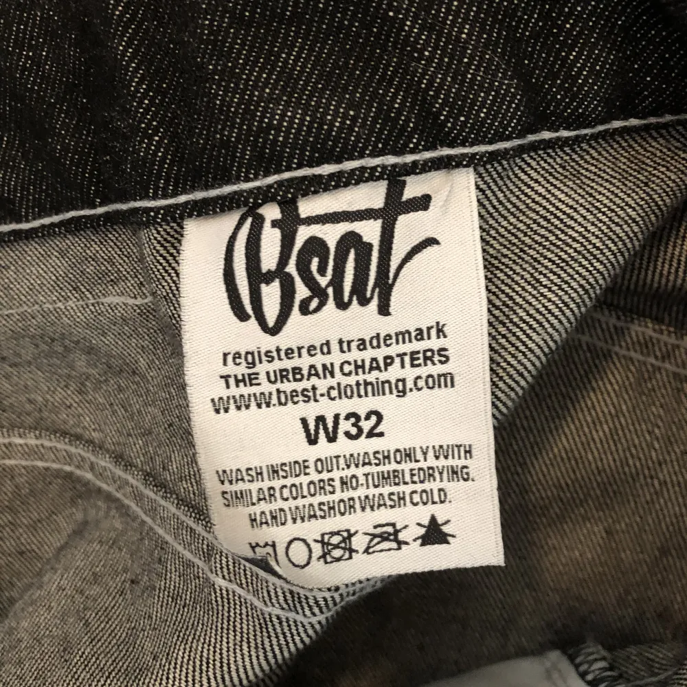 Feta BSAT jeans som bara har använts några gånger men säljer p.ga lite för stora. Storlek:W32L32 Skick: 8,5/10. Jeans & Byxor.