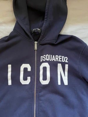 DSQUARED  - Snygg DSQUARED zip hoodie. Skick 9/10 syns knappt att den är använd. DSQUARED. Bra skick. Säljer pga för liten. Nypris runt 2500 på farfetch