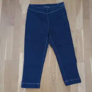 Knälånga jeans från KappAhl i märket 