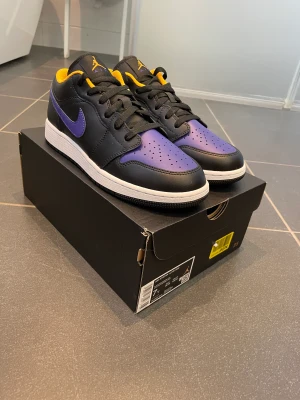 Nike air Jordan 1 low lakers  - Storlek 40 Aldrig använda utan bara testade  Nypris runt 1400 Kommer med boxen 