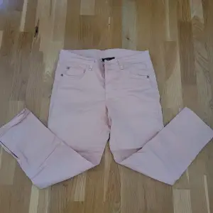 Ljusrosa, knälånga jeans från KappAhl i storlek 38. Har även dragkedjor längst ner (skriv privat för bilder). Kan fraktas men köparen står för frakten 💗