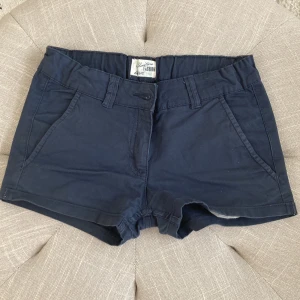 Lågmidjade shorts - Jättesnygga och sköna lågmidjade shorts som är i storlek 152🤍😍 dem är i bra skick och har även fickor på baksidan🤍