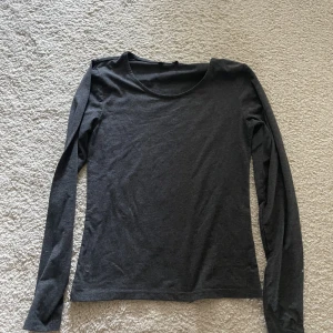 mörkgrå långärmad tröja  - säljer då jag tycker den sitter för tight. är från new yorker, lappen är borta så är inte säker på storleken. men förmodligen xs! 