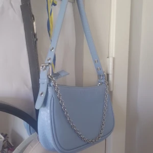 Fin väska från H&M - Hej, jag säljer en fin väska från H&M jag säljer den pågrund av att den inte kommer till användning.