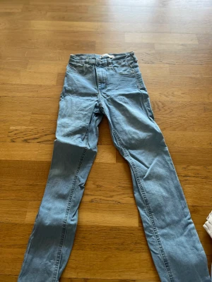 Jeans  - Blå jeans från Gina 