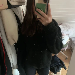 Svart tröja  - Superfin finstickad tröja med typ silvriga pärlor på. Den är jättemysig och perfekt en sval sommarkväll😍. Den är lite nopprig vilket man säkert kan fixa men jag har ingen sån grej att ta bort de med tyvärr… 