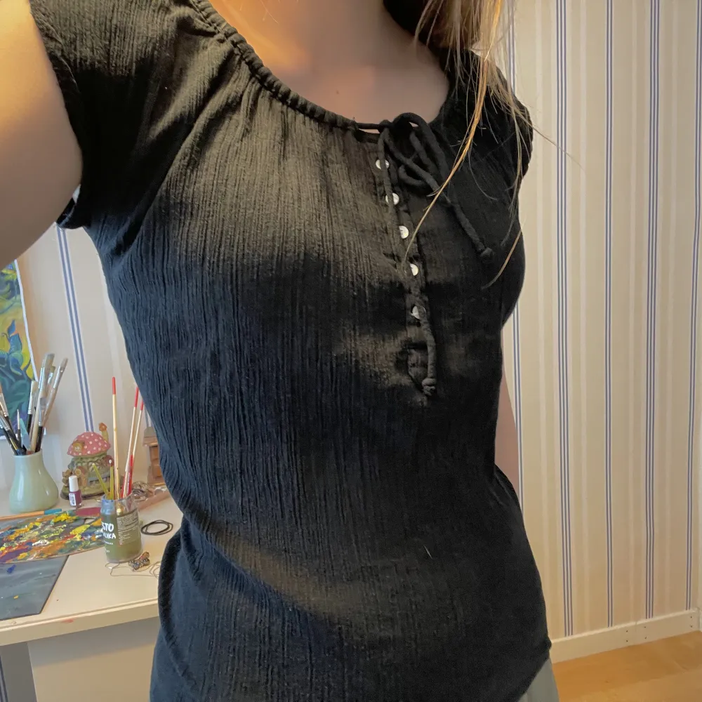 Urgullig svart blus med neckline som kan justeras 🖤 Söta knappar, bra skick och stretchigt men skönt tyg. Toppar.