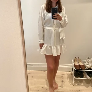 Klänning från zara - Storlek s  Satinklänning från zara