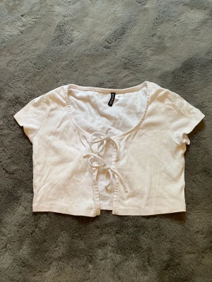 Oanvänd knyttröja från hm  - Helt oanvänd knyttröja från hm perfekt inför sommaren men har tyvärr inte fått den till användning och säljer därför ! Storlek s , hör gärna av er vid fler bilder frågor ! 