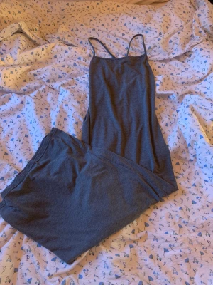 Midi klänning - Jätteskön och smickrande klänning från SHEIN. Liknar skims i passformen. Öppen rygg och justerbara band, helt oanvänd🤩