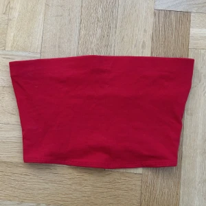 Röd tubtopp - Jättefin röd tubtopp från hm🌺GRATIS FRAKT I 14 DAGAR MED KÖP NU!