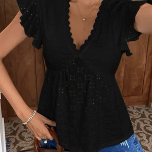 svart topp - en superfin svart topp, som tyvärr var lite liten i bysten. Storlek M