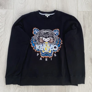 Kenzo tröja - En sällsynt kenzo tröja i bra skick. Lite stor i armarna. Säljs pga att den inte kommit till användan ofta. Inget kvitto finns men orderbekräftelse från boozt finns. Nypris är 2000. 