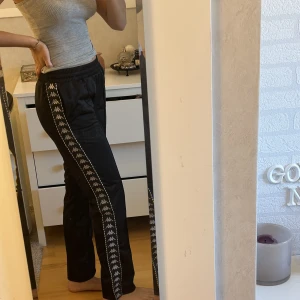 Kappa byxor - Säljer nu mina helt nya kappa byxor då de inte är min stil. Är 174cm för referens💗 Tror jag köpte de för 700kr. Skriv privat för frågor