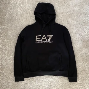 Emporio Armani ea7 hoodie  - Ea7 hoodie i bra skick. Inte använd så mycket och säljs pga att den blivit liten för mig.