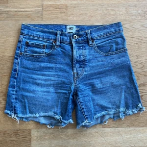 Ljusblå jeans-shorts - Snygga jeans-shorts som jag köpte på lager 157 för flera år sedan. Modellen heter Doris och de är i storlek S (jag tycker att de är M). Man knäpper de med knappar men det är bara den översta knappen som syns :) De är somriga och fina!✨🌸