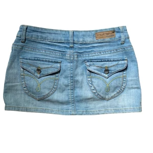 Denim miniskirt  - Gör ont att jag måste sälja denna men den är för liten för mig :( tråden runt frammknappen är lite lös, som syns i bild 3, säg till om ni vill ha fler bilder 💙storlek är mellan 36-38 skulle jag säga 