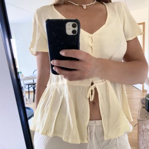 Ljusgul sommartopp - Så söt topp nu till sommaren💛 lappen är bortklippt men den passar för S och M!