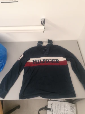 Tommy Hilfiger  - Gammal klassiker i vackert skick. En knapp fattas men det är Lätt fixat 