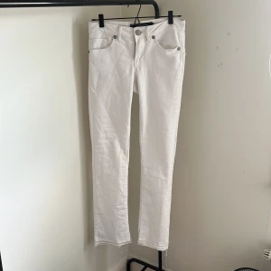 Jeans - Säljer de här skitsnygga vita lågmidjade raka jeansen som är perfekt till sommaren. Aldrig använda och är i fint skick.   Skriv vid intresse, pris kan diskuteras💕