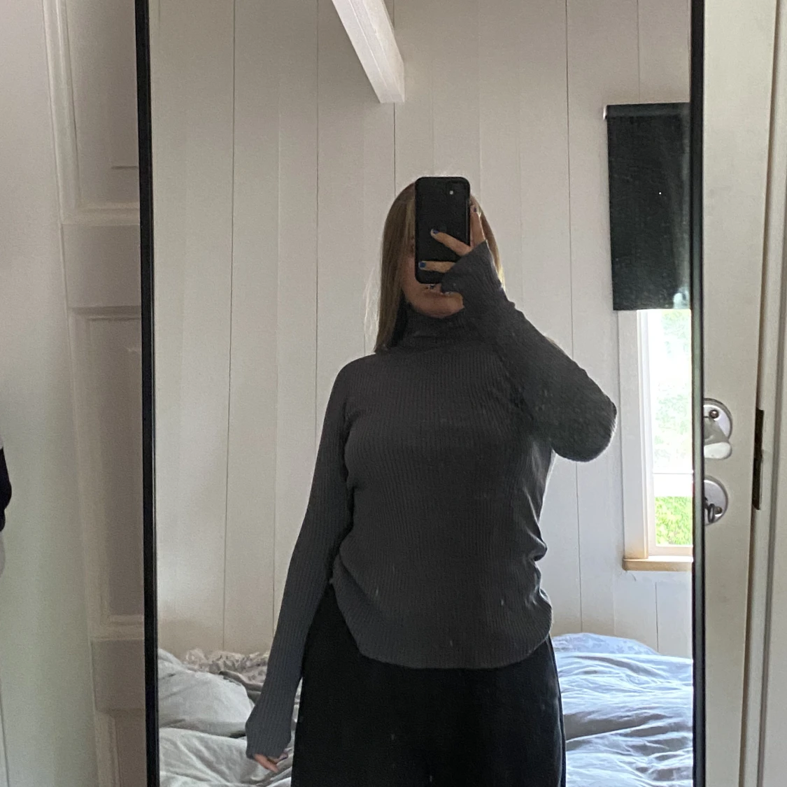 Grå ribbad turtleneck