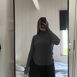 Grå ribbad turtleneck - Använd ett fåtal gånger, i gott skick. Ganska säker på att den är köpt på Nelly