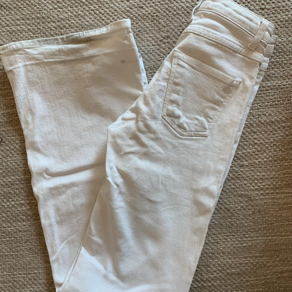 Snygga bootcut jeans från Acne i vitt. Lite smutsiga nedtill men bör gå bort vid tvätt (se bild 3). För små för mig så ej möjligt med bild på, skriv om mått på byxorna! Frakt på 66kr eller så möts vi på Söder. . Jeans & Byxor.