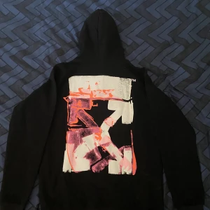 Off-white hoodie  - Limited edition Off-White c/o Virgil Abloh Men's Black Acrylic Arrow Over Cotton Hoodie. Använder inte den längre så vill sälja den för mer bilder skriv till mig den passar storlek M pris går att diskutera 