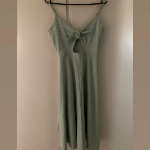 klänning - fin sommar klänning, storlek S passar till M