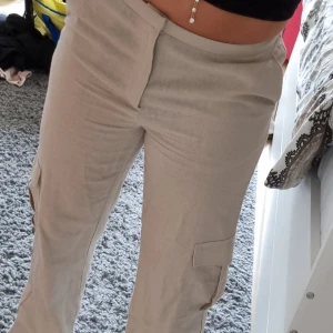 Byxor - Helt nya, linnebyxor med fickor 