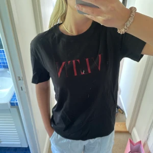 Valentino t-shirt - Valentino t-shirt i bra skick förutom ett litet litet hål, skickar bild vid intresse! Nypris cirka 2000