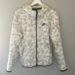 Nike tech fleece - Detta är en väldigt gammal modell på Nike tech fleece. Den är väldigt svår att få tag på eftersom den är gammal. Skick 8/10