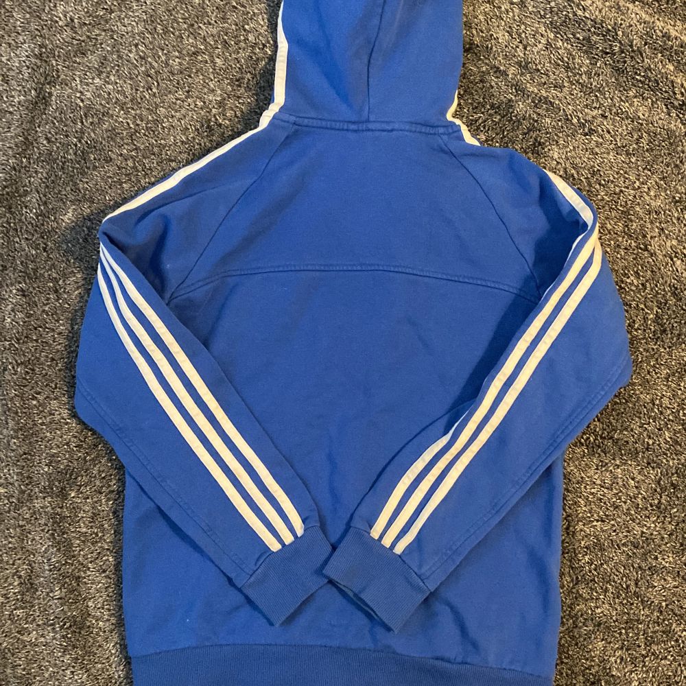 Blå Adidas hoodie - Adidas | Plick Second Hand