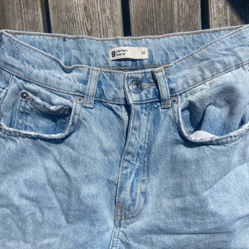 Säljer nu dessa blåa jeans från GinaTricot. Då den har blivit för små. Dem är i väldigt bra sick💕. Jeans & Byxor.