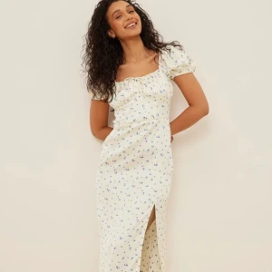 Klänning från NAKD - Säljer denna söta klänningen i storlek 32 från NA-KD! Perfekt inför midsommar. Aldrig använd och med lappar kvar.