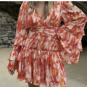 Sanna jörnvik x NA-KD  - Säljer denna såååå fina klänningen från Sanna jörnviks kollektion med NA-KD. Jag beställde i två storlekar och säljer därför den ena, lappar är kvar. Klänningen är helt slutsåld på nakds hemsida, frakt tillkommer❤️skriv om ni vill ha fler egna bilder