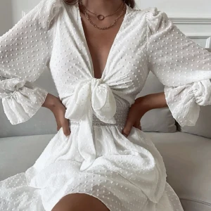 Klänning -  Jättefin vit klänning jättebra för sommaren i storlek medium. Bara provade den sitter lite liten i storleken så skulle mer säga att det är storlek S men passar ändå M. köparen står för frakt den