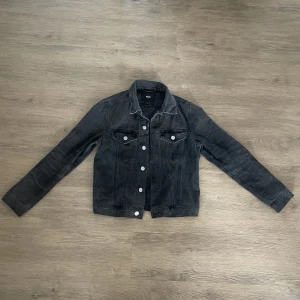 Jeansjacka - Svart/grå jeansjacka från bikbok i fint skick 🩵
