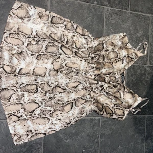 Playsuit - Playsuit, finns bälte till som man knyter