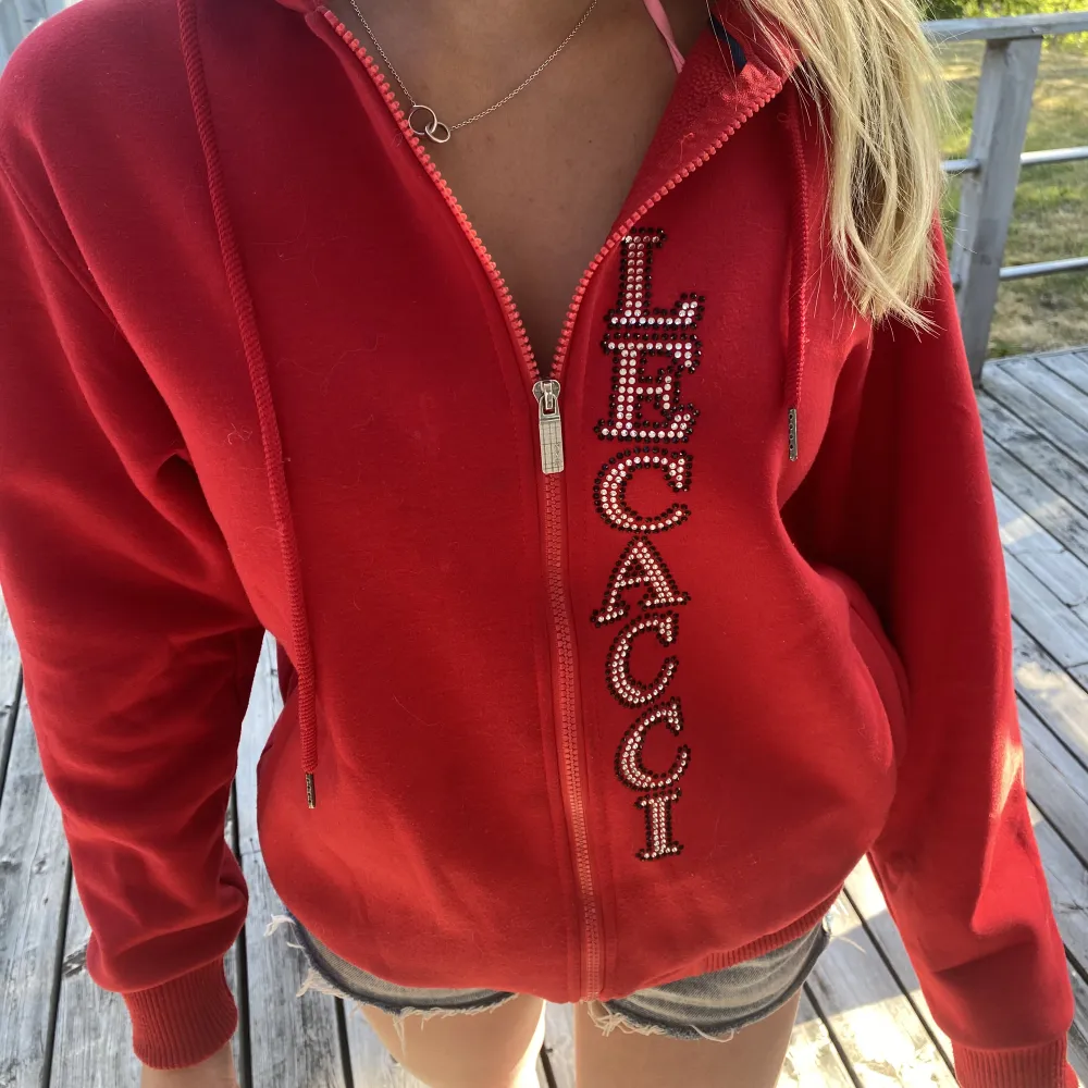 Intressekoll på denna snygga zip hoodie från Lecacci. Den är slutsåld och kostar 999kr på hemsidan😊den är i bra skick och alla rhinestones är kvar.. Tröjor & Koftor.
