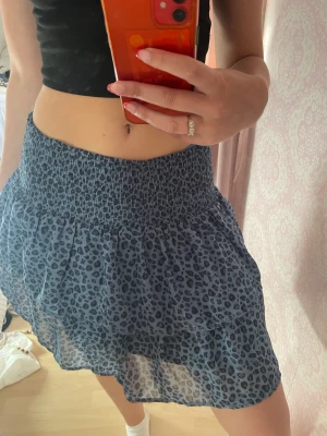 Kjol - Kjol i storlek 170 men passar xs/s. Knappt använd. Frakt tillkommer. Hör av dig vid frågor 💘