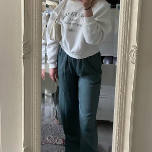 Gröna byxor - Säljer ett par ”kostymaktiga” byxor från STOCKH LM i Strl M. Mycket bekväma med sitt luftiga material. Sparsamt använda därav mycket bra skick! Önskas mer bilder löser jag detta! Köparen står för fraktkostnad🖤