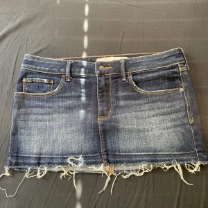 Mini kjol - Midjeomkrets: 82 cm Längd: 28 cm 